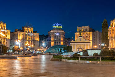 Der Kiewer Unabhängigkeitsplatz (Maidan Nezalezhnosti) während der blauen Stunde, Kiew (Kiev), Ukraine, Europa - RHPLF22887