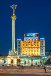 Kiewer Unabhängigkeitsdenkmal und Hotel Ukraine während der blauen Stunde, Kiew (Kiev), Ukraine, Europa - RHPLF22901
