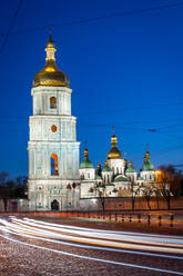 Sophienkathedrale und Sophienplatz während der blauen Stunde in Kiew (Kiev), Ukraine, Europa - RHPLF22904