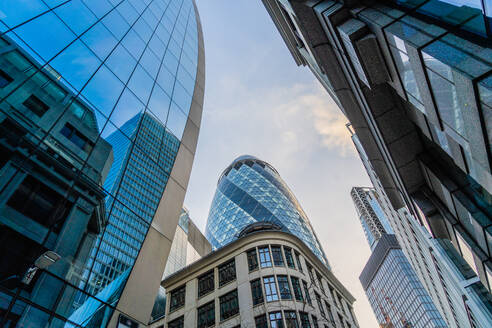 Architektonisches Detail einschließlich The Gherkin, City of London, London, England, Vereinigtes Königreich, Europa - RHPLF22909