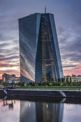 Der neue Wolkenkratzer der Europäischen Zentralbank bei Sonnenuntergang, Frankfurt, Hessen, Deutschland, Europa - RHPLF22936