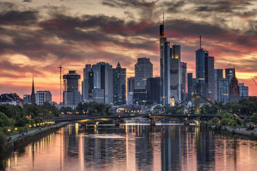 Sonnenuntergang über dem Main und der Frankfurter Stadtsilhouette, Frankfurt, Hessen, Deutschland, Europa - RHPLF22939