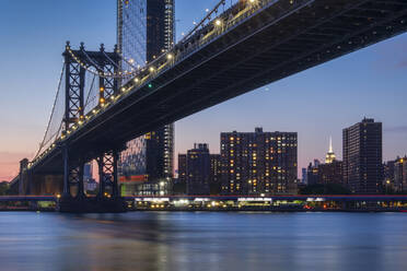 Die Manhattan Bridge über den East River, bei Nacht, Manhattan, New York, Vereinigte Staaten von Amerika, Nordamerika - RHPLF22945