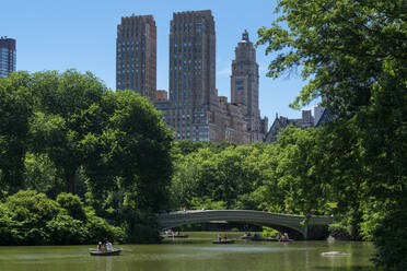 Das Gebäude der Majestic Apartments am Central Park West, über dem Central Park Lake und der Bow Bridge, Manhattan, New York, Vereinigte Staaten von Amerika, Nordamerika - RHPLF22950