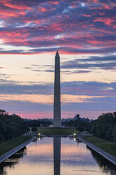 Das Washington Monument und der Reflecting Pool bei Sonnenaufgang, National Mall, Washington DC, Vereinigte Staaten von Amerika, Nordamerika - RHPLF22957