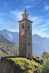 Der steinerne Glockenturm der Pfarrkirche von Croveo, Baceno, Valle Antigorio, Gemeinde Verbano Cusio Ossola, Piemont, Italien, Europa - RHPLF22969