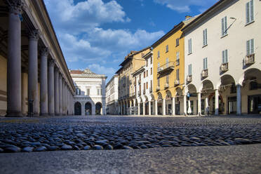 Piazza della Repubblica in Novara mit seinen historischen Gebäuden und dem Portikus der Kathedrale, Novara, Piemont, Italien, Europa - RHPLF22970