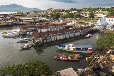 Kais und Boote im geschäftigen Hafen der Provinzhauptstadt im hohen Norden von Sulawesi, Manado, Nordsulawesi, Indonesien, Südostasien, Asien - RHPLF22972