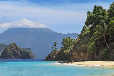 Türkisfarbenes Meer bei der Insel Mahoro und wolkenverhangener Vulkan Karangetang dahinter, Mahoro, Siau, Sangihe Archipel, Nord-Sulawesi, Indonesien, Südostasien, Asien - RHPLF22978