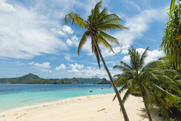 Mahoro Island white sand beach with Masare and Pahepa Islands beyond, Mahoro, Siau, Sangihe Archipelago, North Sulawesi, Indonesia, Southeast Asia, Asia - RHPLF22979