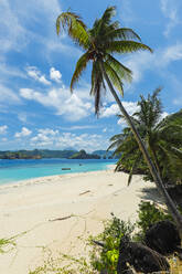 Mahoro Insel weißer Sandstrand mit Masare und Pahepa Inseln dahinter, Mahoro, Siau, Sangihe Archipel, Nord Sulawesi, Indonesien, Südostasien, Asien - RHPLF22980