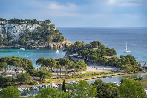 Blick auf Hotels mit Blick auf den Yachthafen und das Mittelmeer in Cala Galdana, Cala Galdana, Menorca, Balearen, Spanien, Mittelmeer, Europa - RHPLF22986
