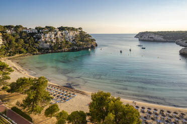 Blick auf die Platja de Cala Galdana und das Mittelmeer in Cala Galdana, Cala Galdana, Menorca, Balearische Inseln, Spanien, Mittelmeer, Europa - RHPLF22987