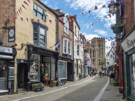 Jubiläumsdekorationen in Kirkgate, Ripon, Yorkshire, England, Vereinigtes Königreich, Europa - RHPLF22992