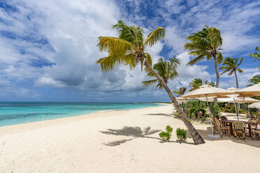 Open-Air-Restaurant eines Luxusresorts an einem palmengesäumten Strand, Barbuda, Antigua und Barbuda, Westindien, Karibik, Mittelamerika - RHPLF23000