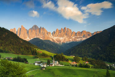 Sonnenuntergang über den Geislerspitzen und dem Alpendorf Santa Magdalena im Frühling, Fünser Tal, Südtirol, Italien, Europa - RHPLF23009