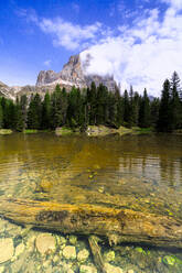 Alpensee Bai De Dones und Wälder im Frühling mit Tofana di Rozes im Hintergrund, Dolomiten, Lagazuoi Pass, Venetien, Italien, Europa - RHPLF23017