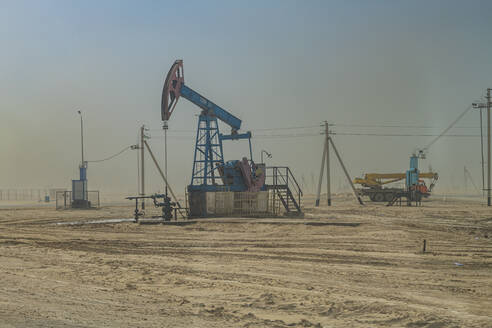 Ölplattformen, Novy Uzen, Mangystau, Kasachstan, Zentralasien, Asien - RHPLF23032
