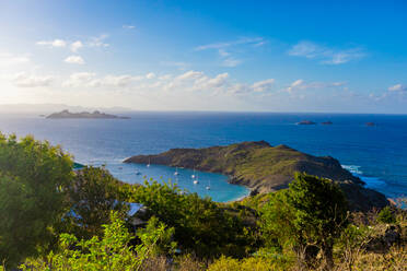 Blick von einer Anhöhe auf das östliche Karibische Meer und die Ränder der Insel St. Barths, Saint Barthelemy, Karibik, Mittelamerika - RHPLF23055