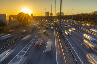 Sonnenuntergang über der Autobahn M8, Glasgow, Schottland, Vereinigtes Königreich, Europa - RHPLF23063