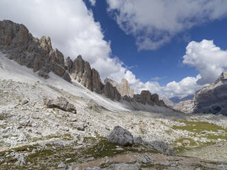 Weiße Wolken und blauer Himmel über den Tofane-Felsen in den Dolomiten, Italien, Europa - RHPLF23095