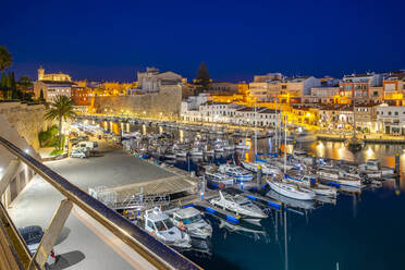 Blick auf Boote im Jachthafen mit Blick auf weiß getünchte Gebäude in der Abenddämmerung, Ciutadella, Menorca, Balearen, Spanien, Mittelmeer, Europa - RHPLF23099