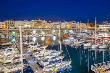 Blick auf Boote im Jachthafen mit Blick auf weiß getünchte Gebäude in der Abenddämmerung, Ciutadella, Menorca, Balearen, Spanien, Mittelmeer, Europa - RHPLF23100