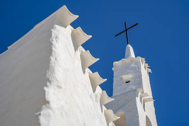 Blick auf eine weiß getünchte Kirche und blauen Himmel, Binibequer Vell, Menorca, Balearen, Spanien, Mittelmeer, Europa - RHPLF23101