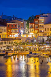 Blick auf Cafés, Restaurants und Boote im Hafen in der Abenddämmerung, Cales Fonts, Es Castell, Menorca, Balearische Inseln, Spanien, Mittelmeer, Europa - RHPLF23109