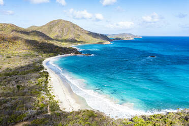 Blick von oben auf das kristallklare türkisfarbene Meer, das den idyllischen Rendezvous Beach umgibt, Antigua, Westindien, Karibik, Mittelamerika - RHPLF23113