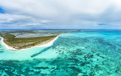 Weißer Sand am 11 Mile Beach inmitten einer tropischen Lagune und dem Karibischen Meer, Luftaufnahme, Barbuda, Antigua und Barbuda, Westindien, Karibik, Mittelamerika - RHPLF23115