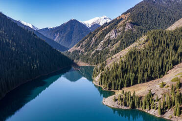 Luftaufnahme des unteren Kolsai-Sees, Kolsay-Seen-Nationalpark, Tian-Shan-Gebirge, Kasachstan, Zentralasien, Asien - RHPLF23127