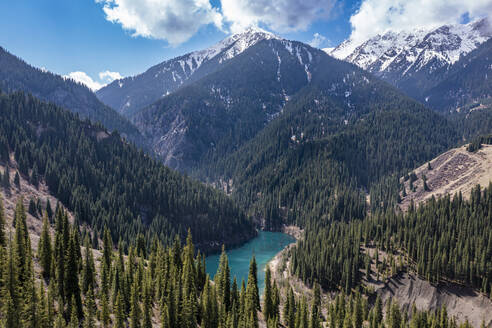 Luftaufnahme des Kaindy-Sees mit seinen abgestorbenen Bäumen, Kolsay-Seen-Nationalpark, Tian-Shan-Gebirge, Kasachstan, Zentralasien, Asien - RHPLF23131