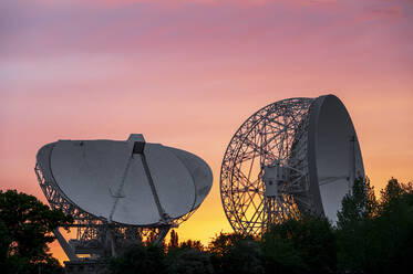 Das Mark-II-Teleskop und das Lovell-Radioteleskop Mark I mit herrlichem Sonnenuntergang, Jodrell Bank Observatorium, Cheshire, England, Vereinigtes Königreich, Europa - RHPLF23153