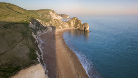 Luftaufnahme von Durdle Door bei Sonnenuntergang, West Lulworth, Dorset, Vereinigtes Königreich. - AAEF15496