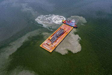 Luftaufnahme eines Schleppers in der Indian River Lagoon, Sebastian, Florida, Vereinigte Staaten. - AAEF15520