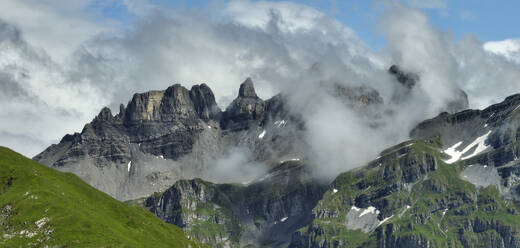 Luftaufnahme des Schwarzstockgrats in Muotathal, Schweiz. - AAEF15529