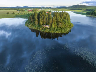 Luftaufnahme einer Halbinsel mit einsamer Hütte in Overtornea, Schweden. - AAEF15530
