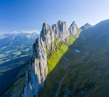 Luftaufnahme eines Berggipfels in den Schweizer Alpen, Sax, St. Gallen, Schweiz. - AAEF15536
