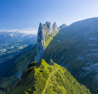 Luftaufnahme eines Berggipfels in den Schweizer Alpen, Sax, St. Gallen, Schweiz. - AAEF15537