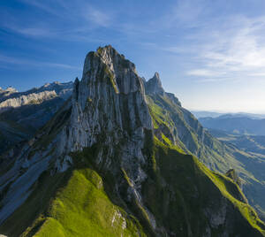 Luftaufnahme einer schönen Berglandschaft in Wasserauen, Schweiz. - AAEF15539