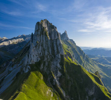 Luftaufnahme einer schönen Berglandschaft in Wasserauen, Schweiz. - AAEF15539