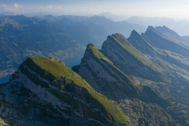 Luftaufnahme einer schönen Berglandschaft mit dem Walensee im Hintergrund, Unterwasser, Schweiz. - AAEF15542