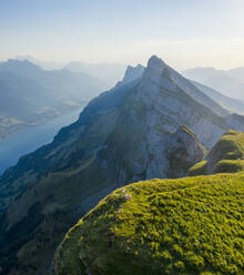 Luftaufnahme einer schönen Berglandschaft mit dem Walensee im Hintergrund, Unterwasser, Schweiz. - AAEF15543