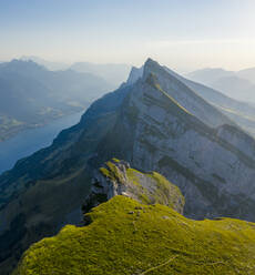 Luftaufnahme einer schönen Berglandschaft mit dem Walensee im Hintergrund, Unterwasser, Schweiz. - AAEF15544