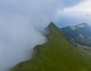 Luftaufnahme des Augstmatthorns mit tief hängenden Wolken, Bern, Schweiz. - AAEF15545