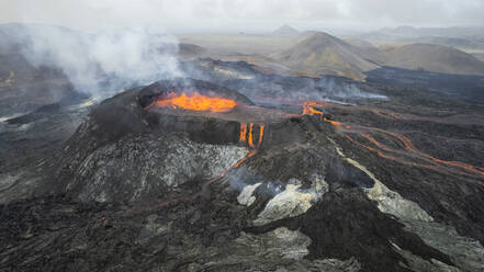 Luftaufnahme des Vulkans Fagradalsfjall während eines Ausbruchs, Grindavík, Südliche Halbinsel, Island. - AAEF15588