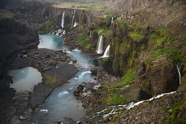 Luftaufnahme des Flusses Sigoldugljufur mit Wasserfall, Island. - AAEF15601