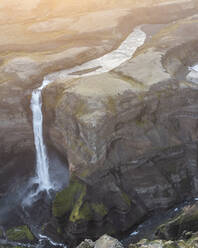 Luftaufnahme des Granni-Wasserfalls bei Sonnenuntergang (Haifoss) in Island. - AAEF15610