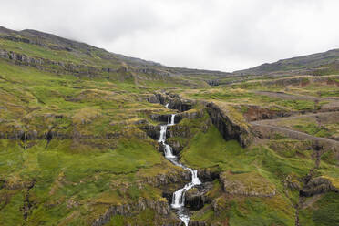 Luftaufnahme des Klifbrekku-Wasserfalls in Island. - AAEF15625